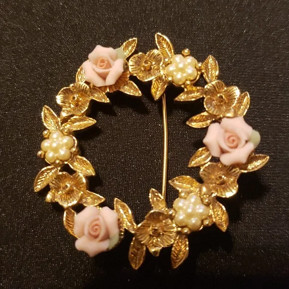 Gold-Tone Pink Porcelain Rose Wreath Brooch. - Picture 7 of 8